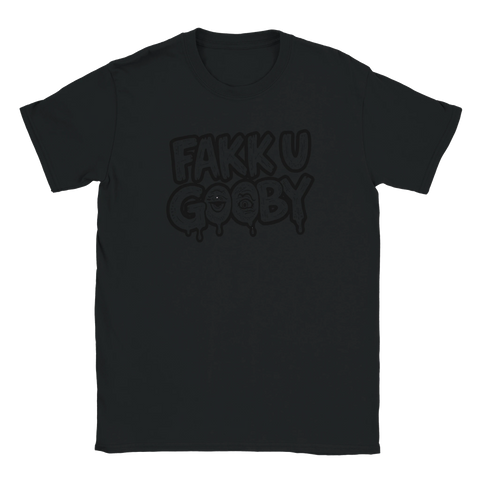 Svart t-shirt med en diskret men uppkäftig textdesign i mörka toner