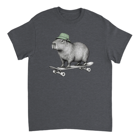 Mörkgrå t-shirt med en kapybara i grön mössa på skateboard.