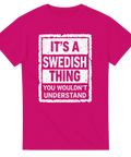 It's a Swedish Thing" texttryck i vitt med grunge-effekt på en fuchsia t-shirt.