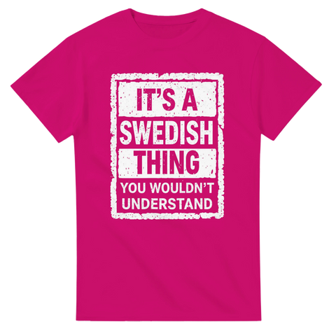 It's a Swedish Thing" texttryck i vitt med grunge-effekt på en fuchsia t-shirt.