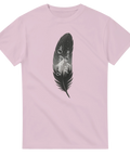 Ljusrosa t-shirt med konstnärlig fjäderillustration innehållande berg och stjärnhimmel