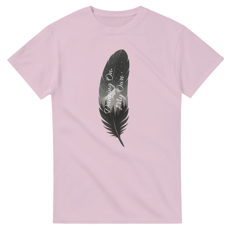 Ljusrosa t-shirt med konstnärlig fjäderillustration innehållande berg och stjärnhimmel