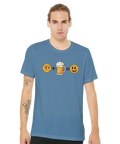 Modell i en blå t-shirt med smileys och en ölsejdel som bildar en ekvation.