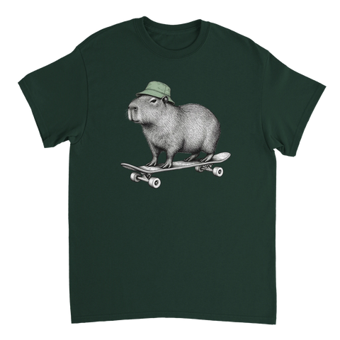 Mörkgrön t-shirt med en kapybara i grön mössa på skateboard.