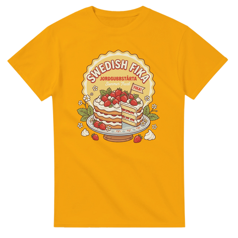 Jordgubbstårta med text "Swedish Fika" och "Summer Treat" på gul t-shirt.