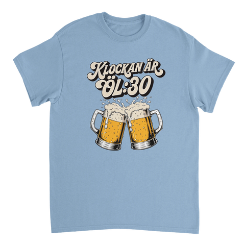 Två tecknade ölsejdlar med skum och texten Klockan är ÖL:30 – rolig t-shirt