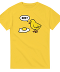 Absurd grafik med förvirrad kyckling och texten BRO – gul t-shirt