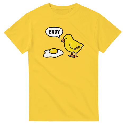 Absurd grafik med förvirrad kyckling och texten BRO – gul t-shirt