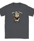 Klassisk Popeye-karaktär med text "HERE COMES TROUBLE" och "1929" på mörkgrå t-shirt.