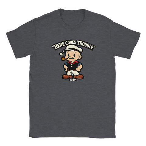 Klassisk Popeye-karaktär med text "HERE COMES TROUBLE" och "1929" på mörkgrå t-shirt.