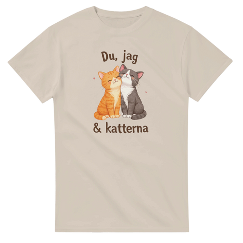 Kärleksfulla katter med text "Du, jag & katterna" på beige t-shirt.