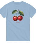 Två röda körsbär med text "cherry" på ljusblå t-shirt.