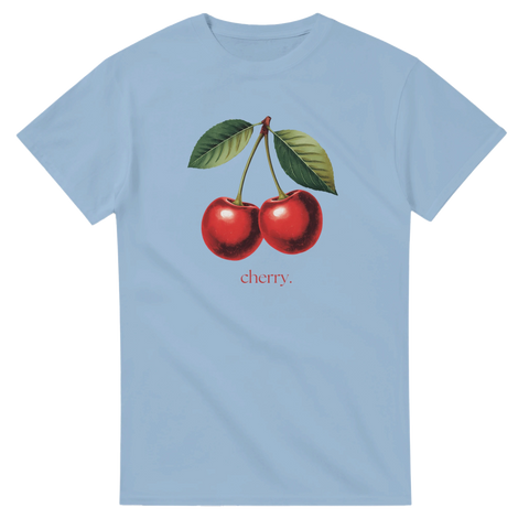 Två röda körsbär med text "cherry" på ljusblå t-shirt.