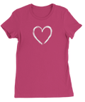 Vitt handmålat hjärta med penseldrag på en fuchsiafärgad dam t-shirt.