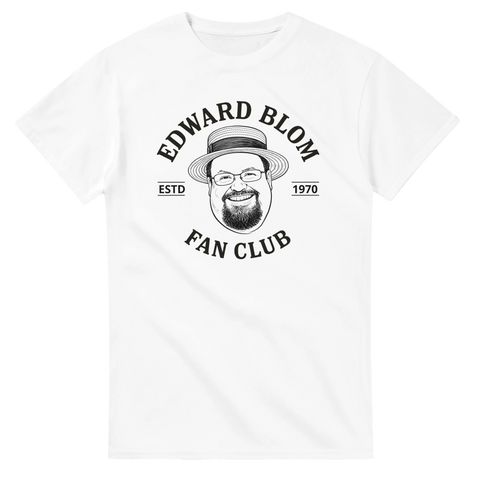 Edward Blom Fan Club-tryck med karikatyr av Blom i stråhatt, på vit T-shirt.