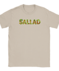 Lekfullt grafiskt motiv av bokstäver fyllda med grönsaker på beige t-shirt