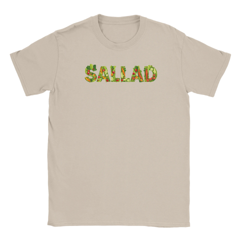 Lekfullt grafiskt motiv av bokstäver fyllda med grönsaker på beige t-shirt