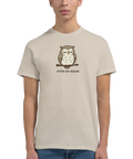 Tecknad sovande uggla på gren med text "SITTER OCH UGGLAR" på beige t-shirt.