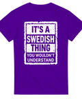 It's a Swedish Thing" texttryck i vit grunge-stil på lila t-shirt.