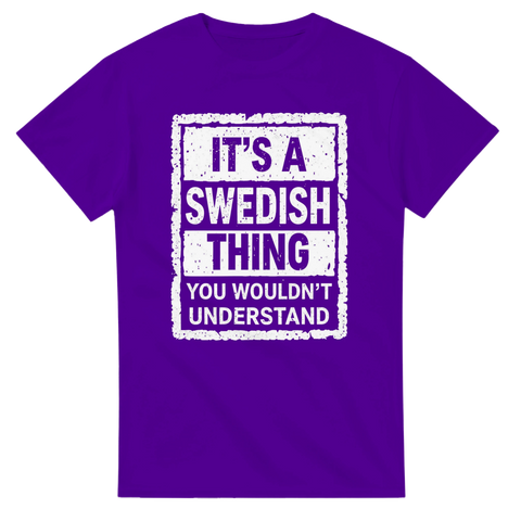 It's a Swedish Thing" texttryck i vit grunge-stil på lila t-shirt.