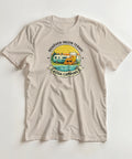 Retro campingmotiv med husvagn, öl, solhatt & text "BEHÖVER INGEN TERAPI FÖR JAG HAR BÖDA CAMPING" på beige t-shirt.