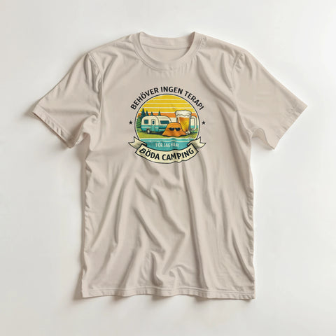 Retro campingmotiv med husvagn, öl, solhatt & text "BEHÖVER INGEN TERAPI FÖR JAG HAR BÖDA CAMPING" på beige t-shirt.