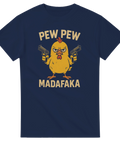 Arg tecknad kyckling med två pistoler och text "PEW PEW MADAFKA" på marinblå t-shirt.