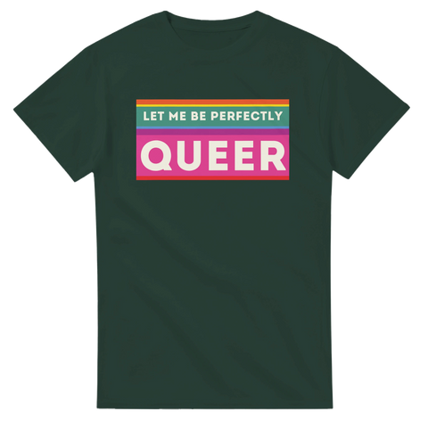 Mörkgrön t-shirt med "LET ME BE PERFECTLY QUEER" i regnbågsfärger.