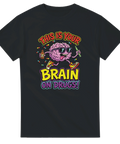 Tecknad hjärna med solglasögon, flaska & piller, text "BRAIN ON DRUGS!" på svart t-shirt.