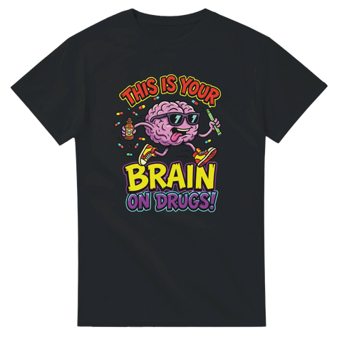 Tecknad hjärna med solglasögon, flaska & piller, text "BRAIN ON DRUGS!" på svart t-shirt.