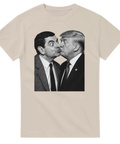 Humoristisk t-shirt med spetsig politisk satir och konstnärligt tryck i sandfärg