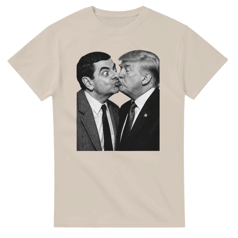 Humoristisk t-shirt med spetsig politisk satir och konstnärligt tryck i sandfärg
