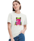 Färgglatt pop-art-tryck av en grön groda med rosa mage och ögon på en vit t-shirt.