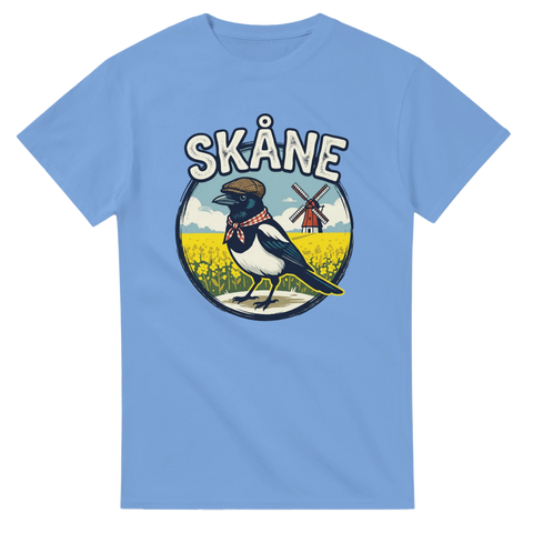 Lokalpatriotiskt tryck med texten Skåne och en skata – ljusblå t-shirt
