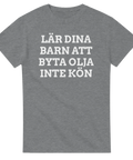 Textbaserat tryck med budskap om traditionella värderingar på gråmelerad t-shirt