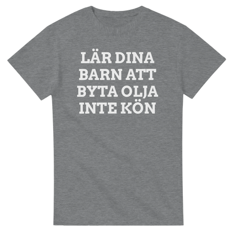 Textbaserat tryck med budskap om traditionella värderingar på gråmelerad t-shirt