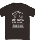 Självironiskt tryck för män med text om sambons regler – citat t-shirt