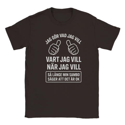 Självironiskt tryck för män med text om sambons regler – citat t-shirt