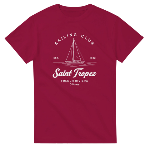 Saint Tropez Sailing Club-tryck med segelbåt, text "French Riviera France" på vinröd t-shirt.