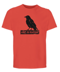 Svart kråka på skylt "ADAPT OR DISAPPEAR" med sliten text, röd ekologisk t-shirt.