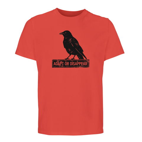 Svart kråka på skylt "ADAPT OR DISAPPEAR" med sliten text, röd ekologisk t-shirt.