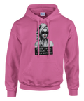 Marilyn Monroe-inspirerad kvinna med solglasögon och texten "Ingen jävel kallar mig lilla gumman" på rosa hoodie.