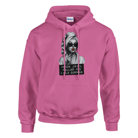 Marilyn Monroe-inspirerad kvinna med solglasögon och texten "Ingen jävel kallar mig lilla gumman" på rosa hoodie.