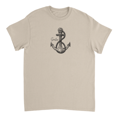 Illustration av ett skeppsankare med texten Sailor – tidlös nautisk design