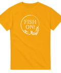 Vitt "Fish On!"-tryck med fiskespö och fisk i cirkel på senapsgul t-shirt.