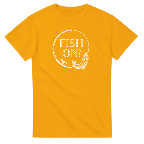 Vitt "Fish On!"-tryck med fiskespö och fisk i cirkel på senapsgul t-shirt.