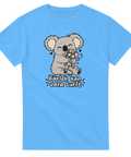 Blå t-shirt med en koala som kramar en mus och texten Kärlek kan vara tufft.