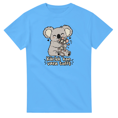 Blå t-shirt med en koala som kramar en mus och texten Kärlek kan vara tufft.