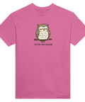 Rosa t-shirt med en illustrerad uggla som förmedlar ett lättsamt budskap