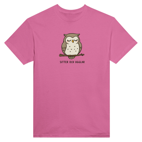 Rosa t-shirt med en illustrerad uggla som förmedlar ett lättsamt budskap